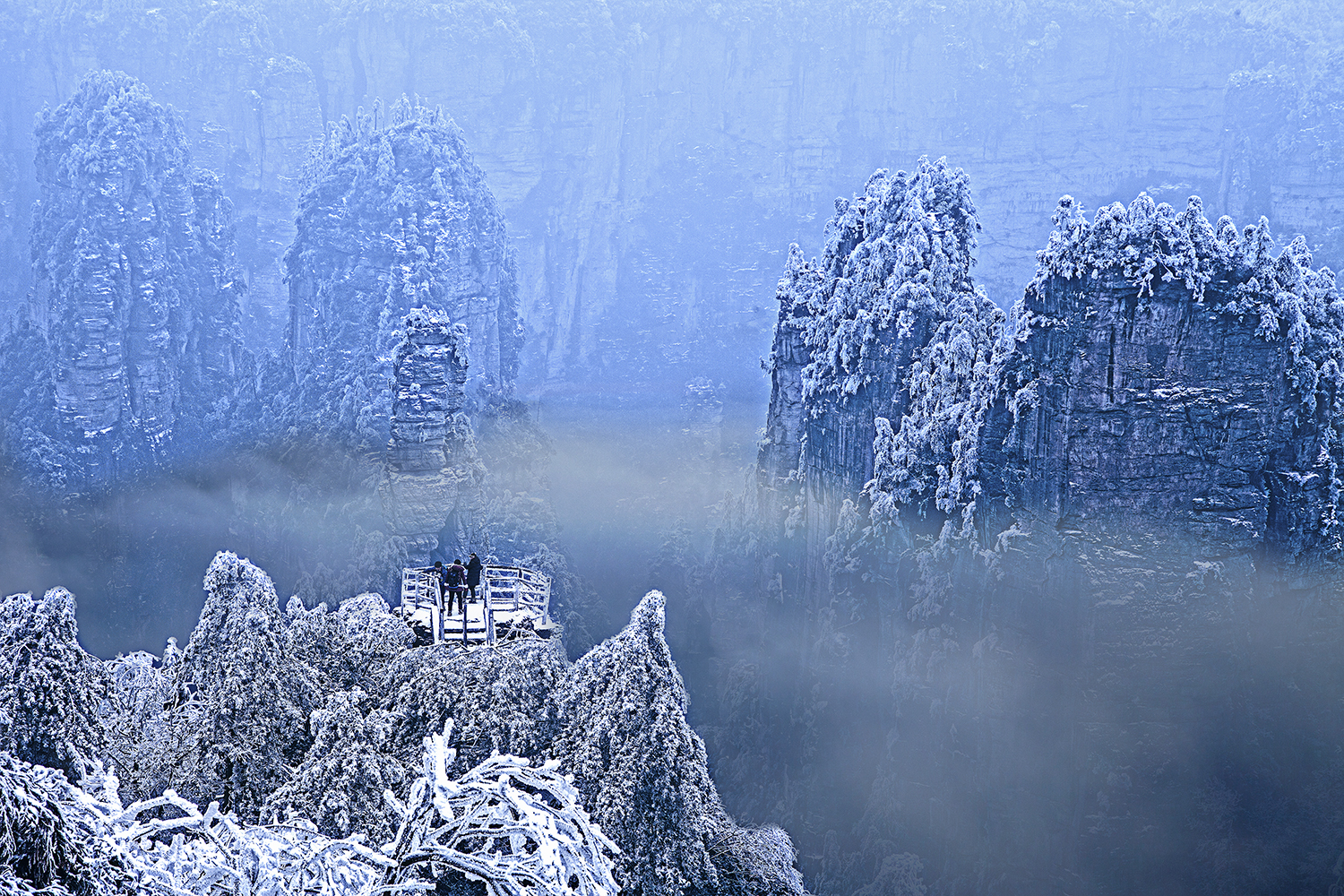 《峰林披雪》
