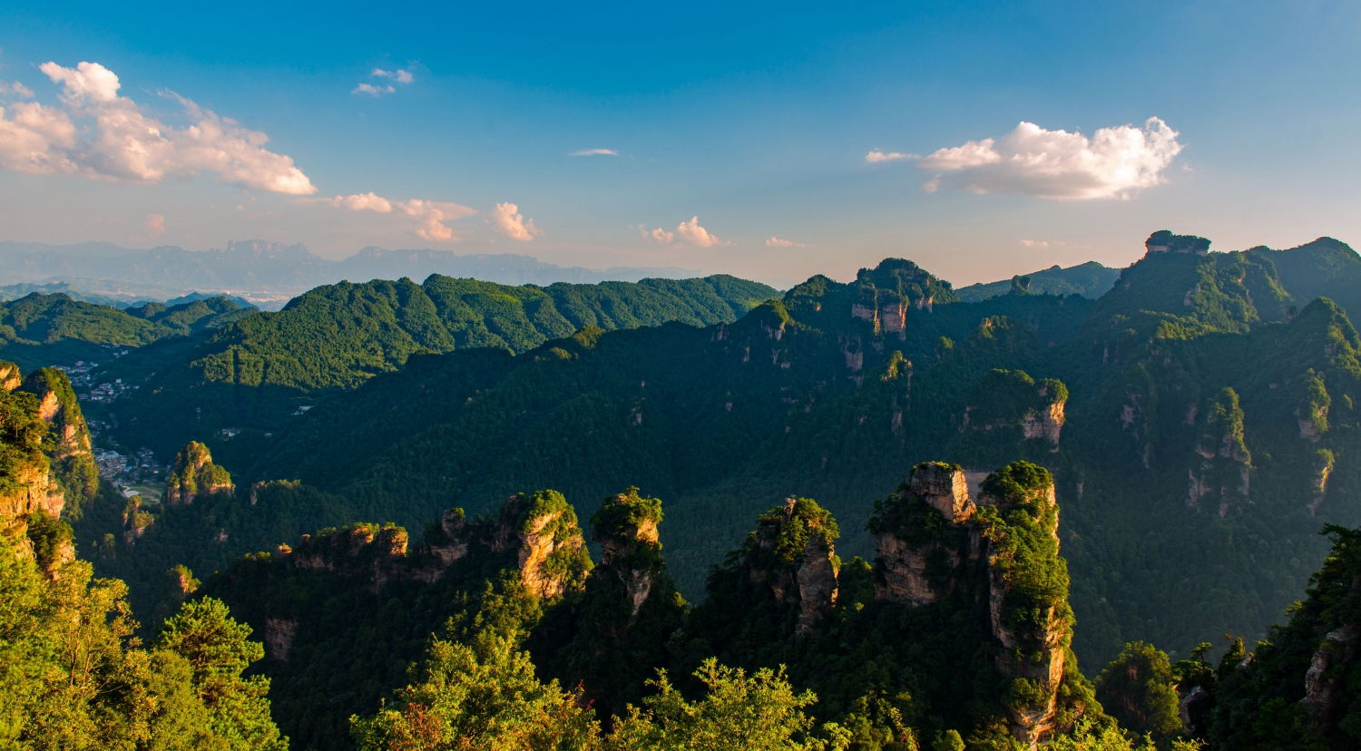 满目青山夕照明