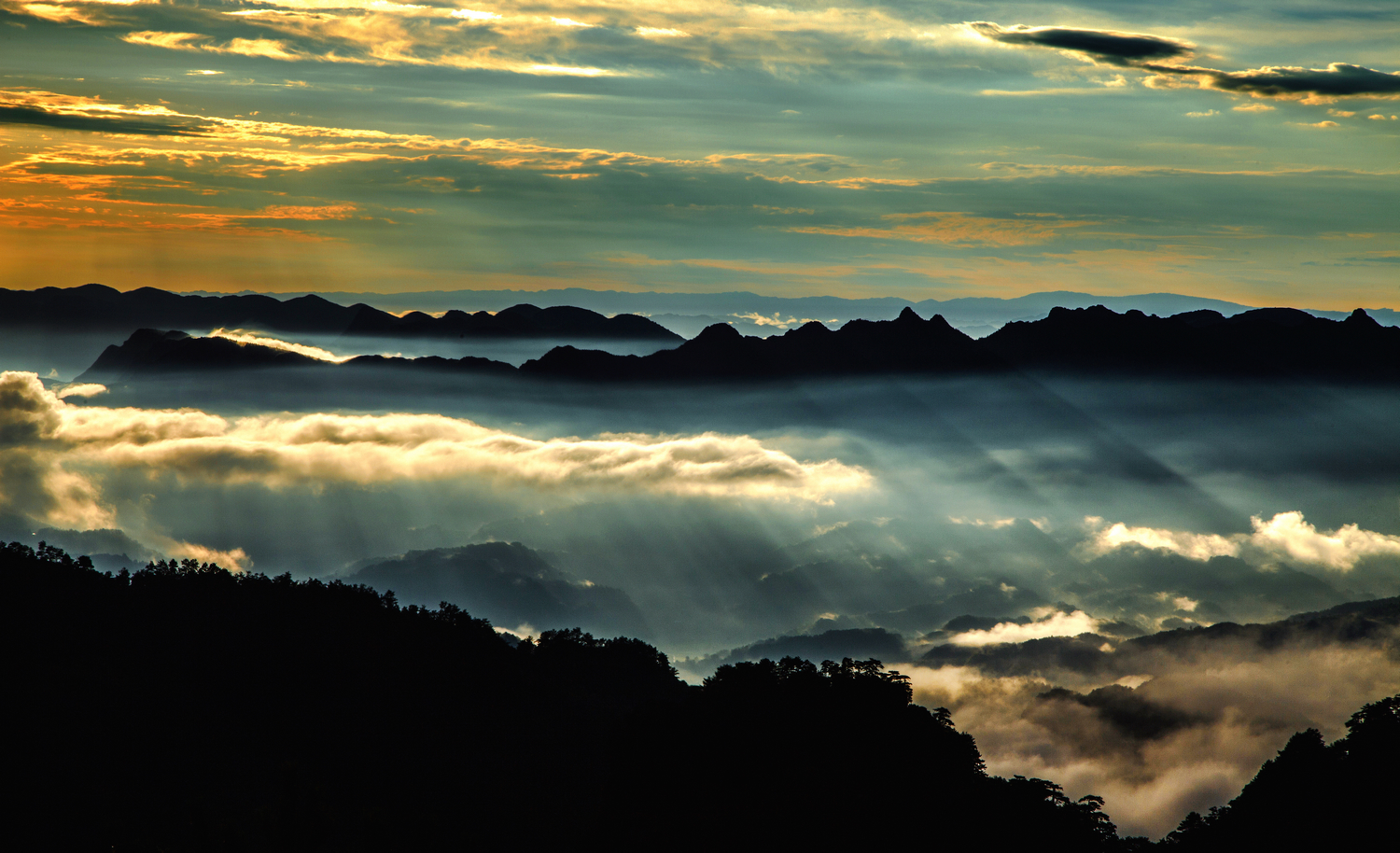 《山峦光影》