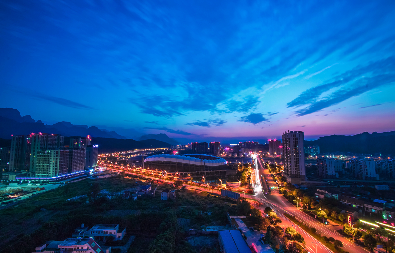 夜景下的体育馆