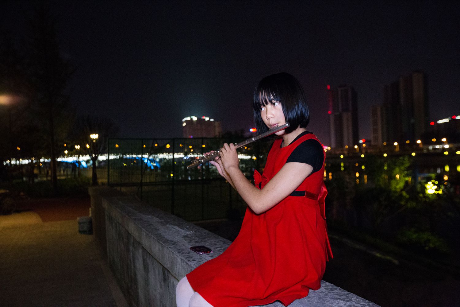 吹长笛的小姑娘