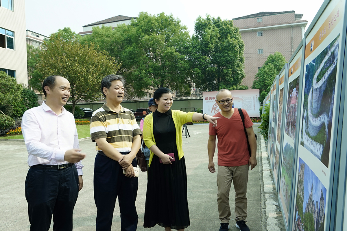 市领导视察展览