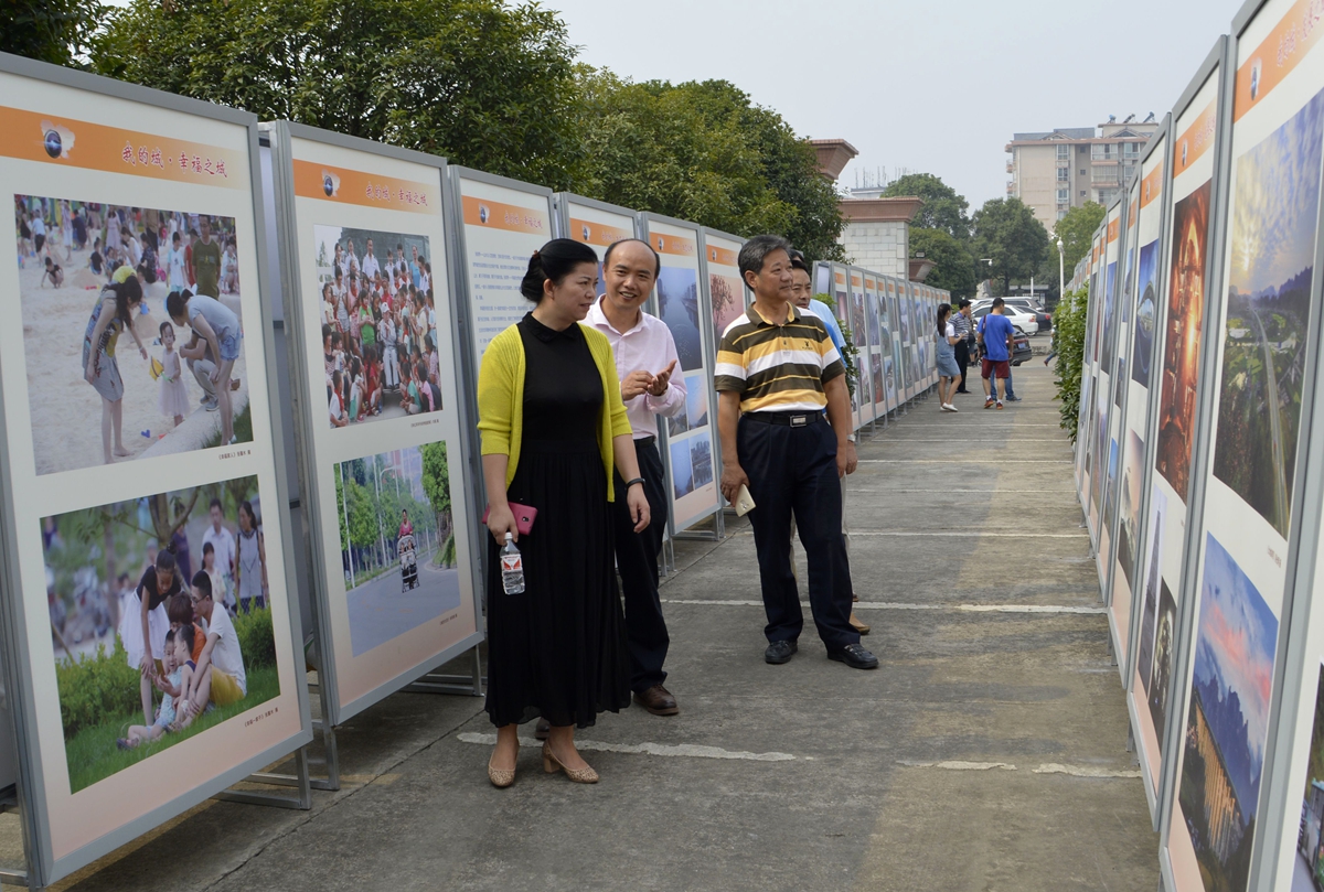 市领导参观影展