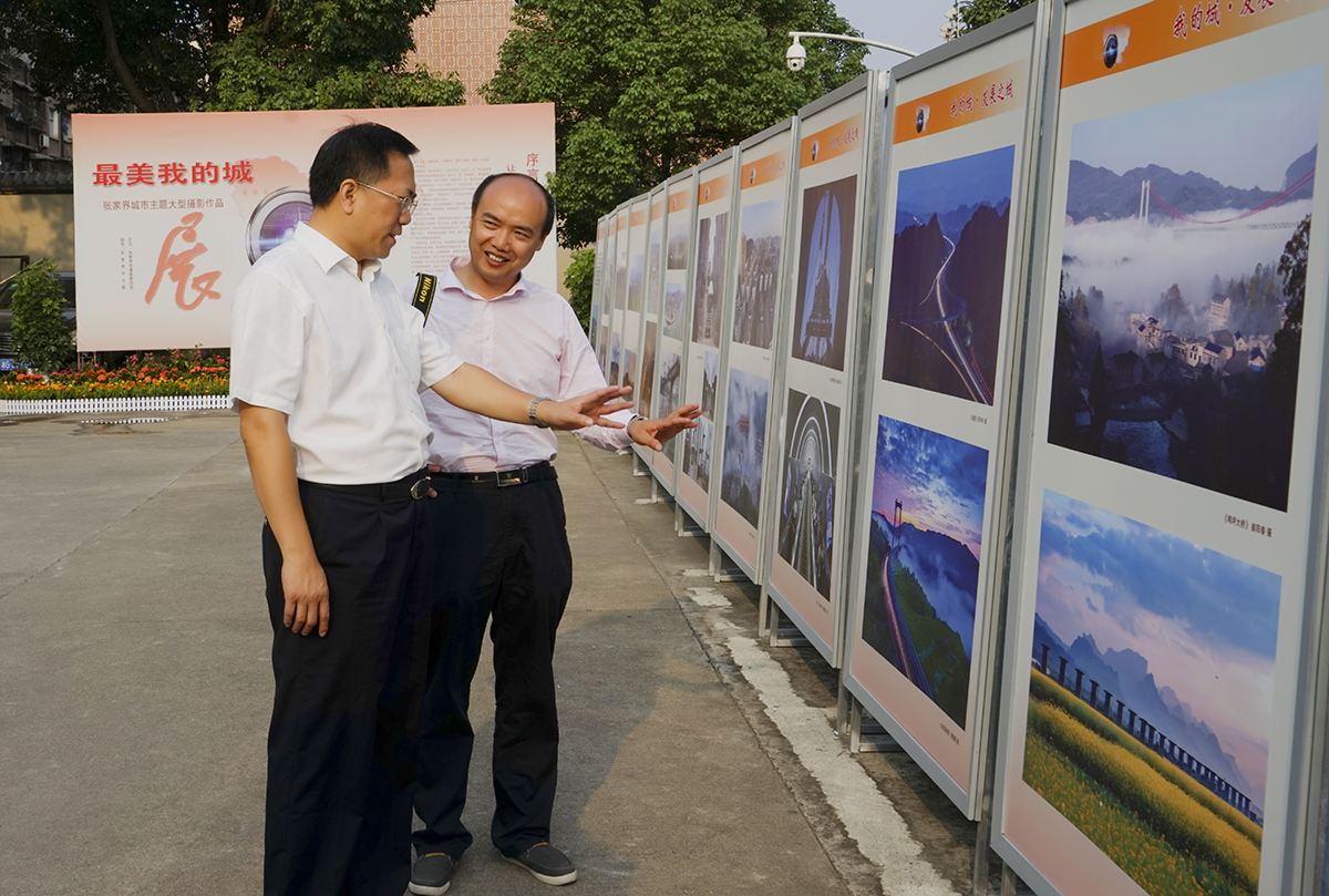 胡志文副市长视察展览
