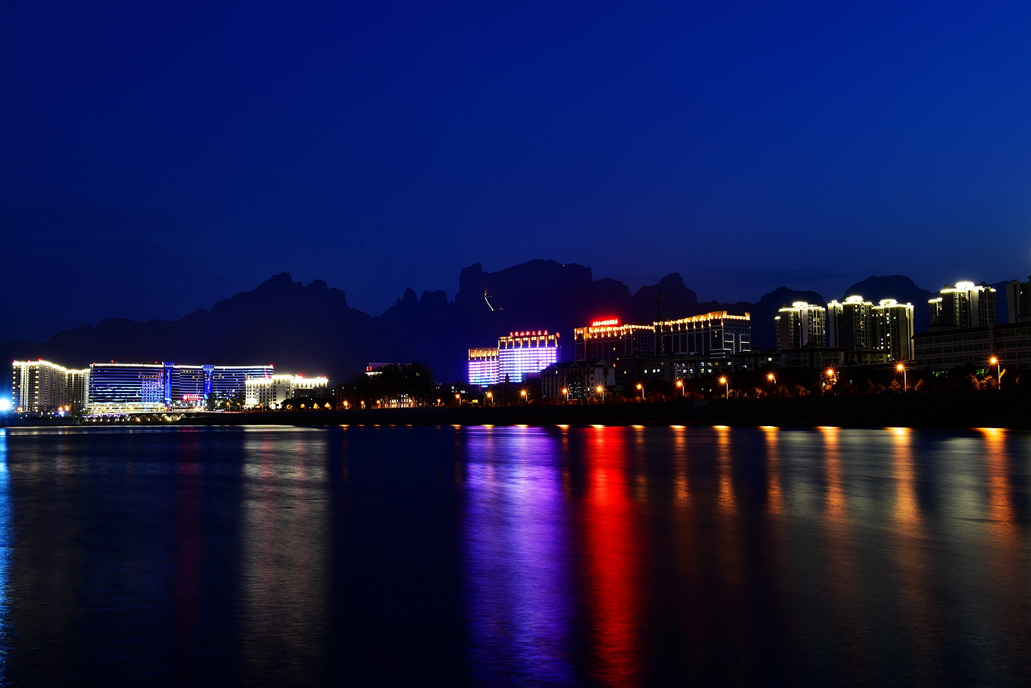 澧水河边的夜景