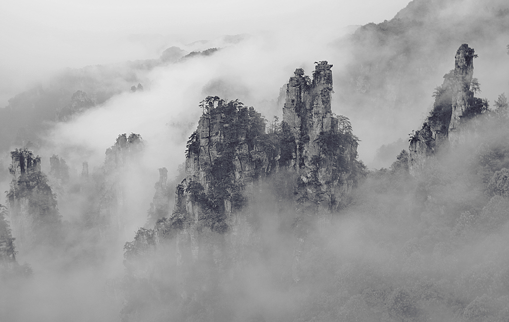 雾绕奇峰