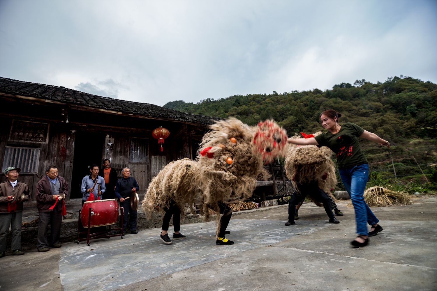 烽火土家部落草狮灯4