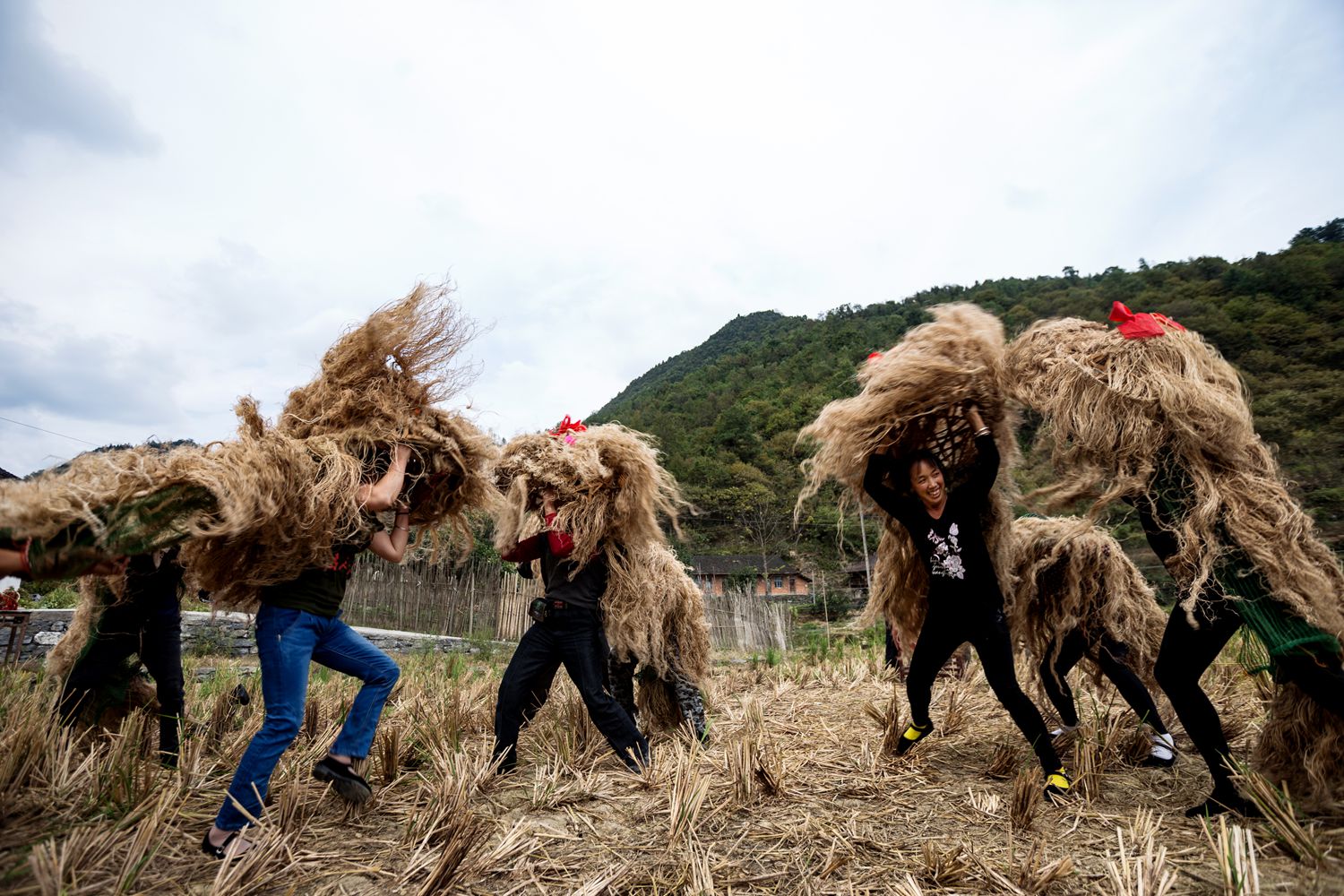 烽火土家部落草狮灯1