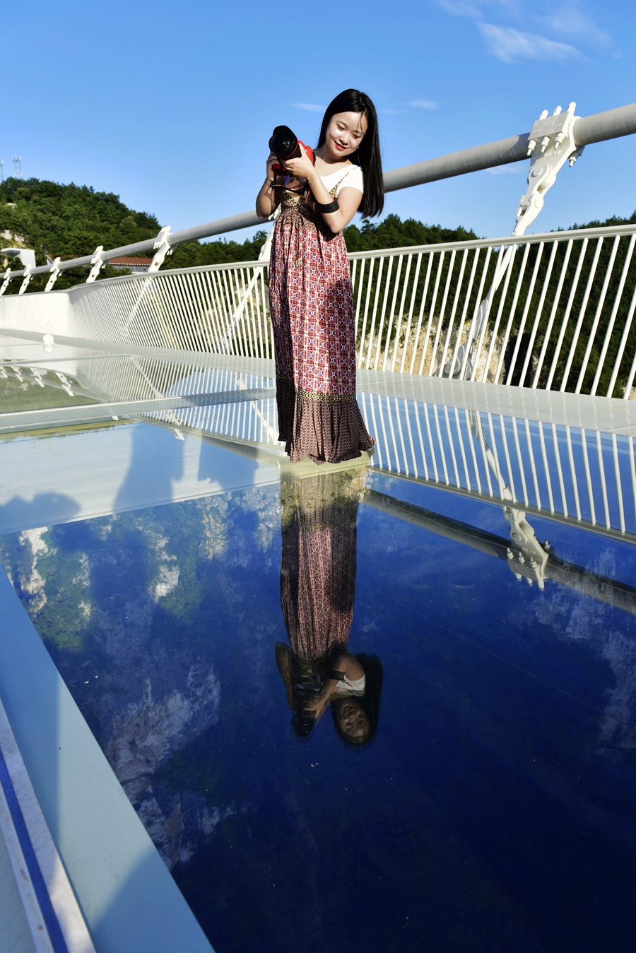 靓女恋桥
