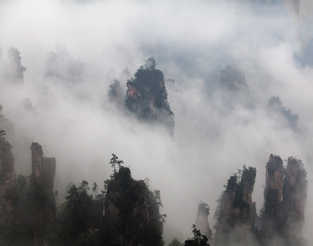山隐奇峰