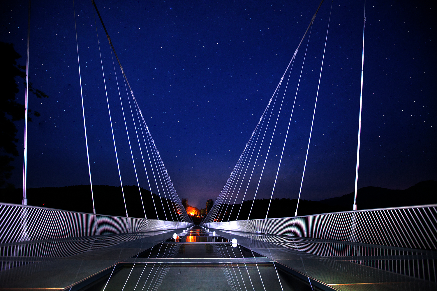《峡谷星空》