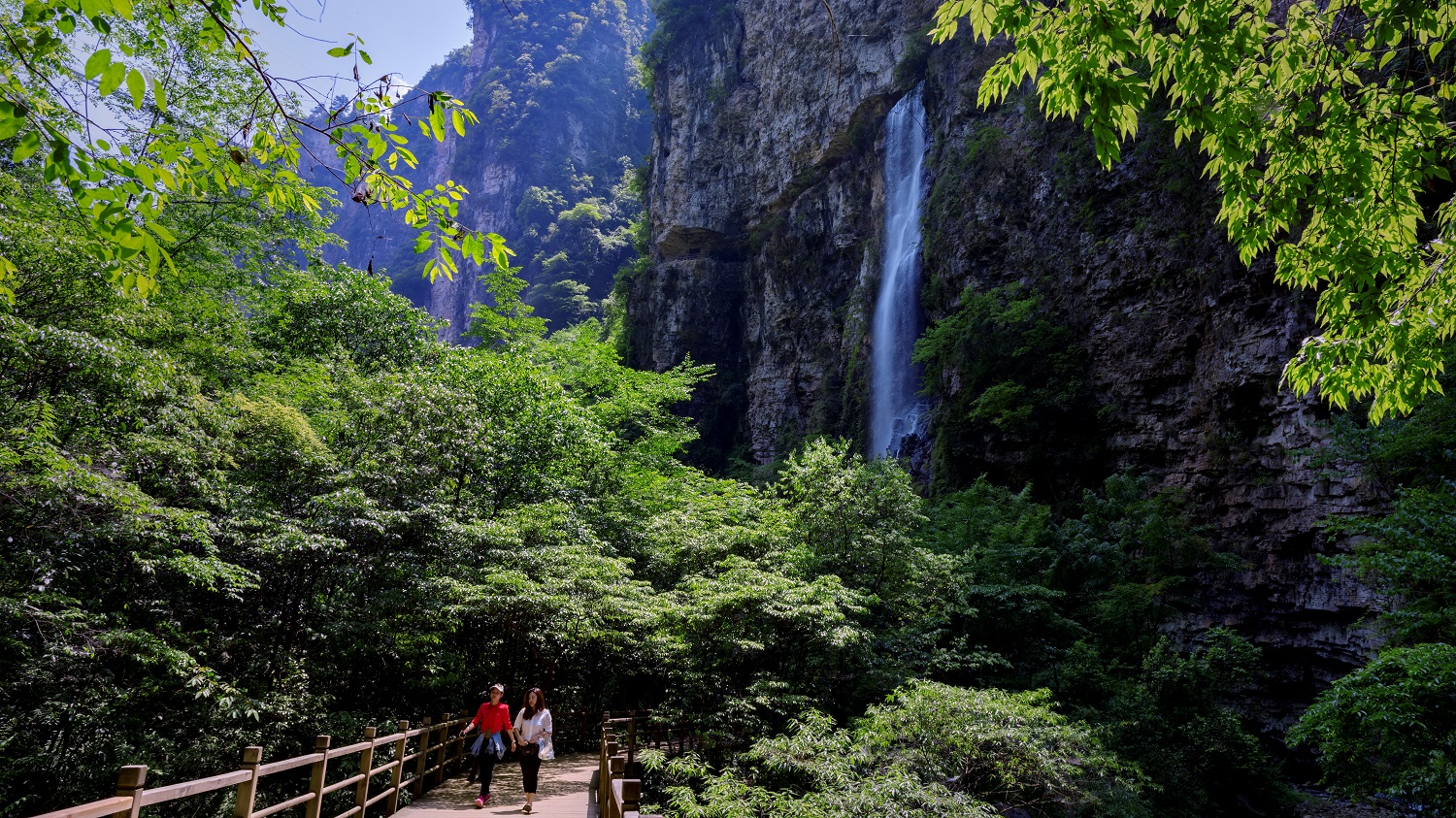 峡谷飞瀑