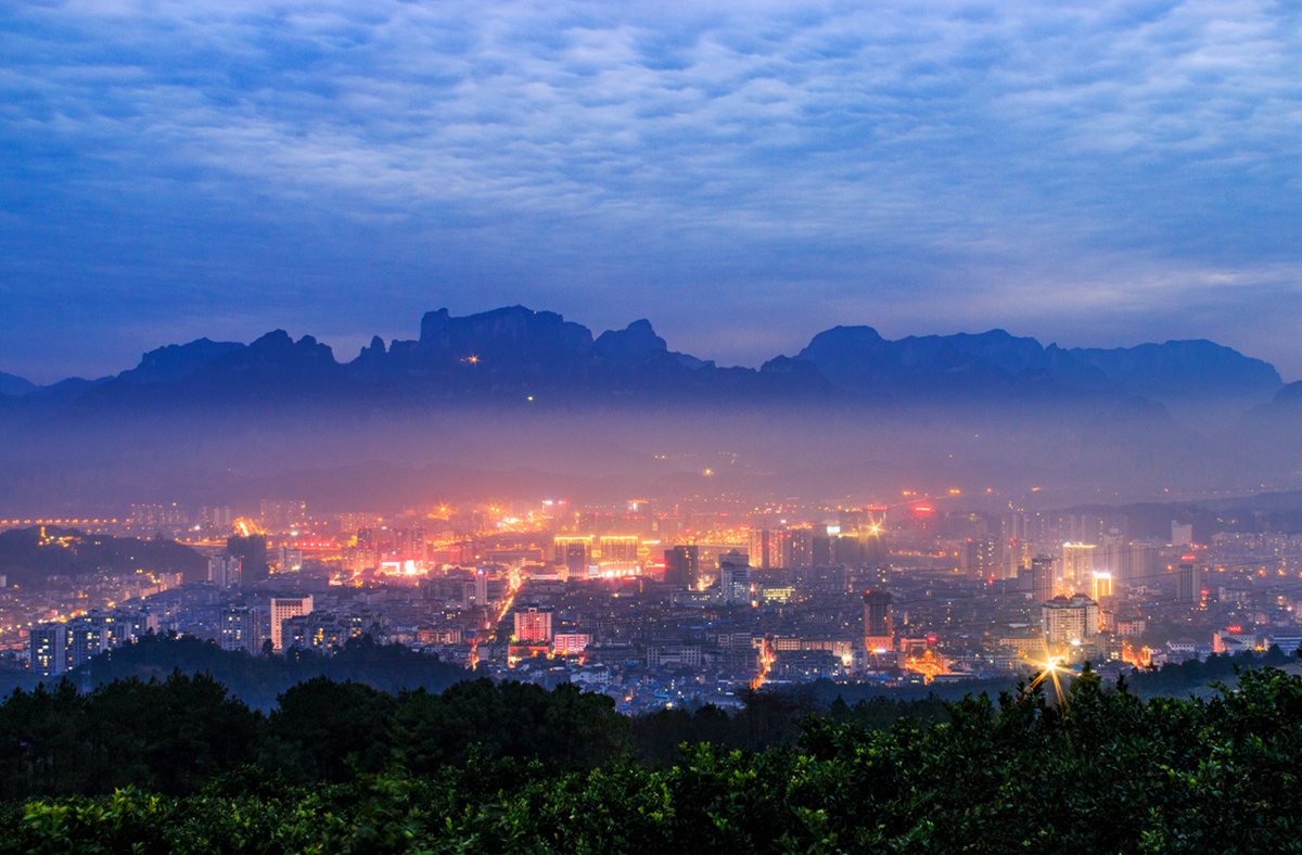 天门山下的城市夜景