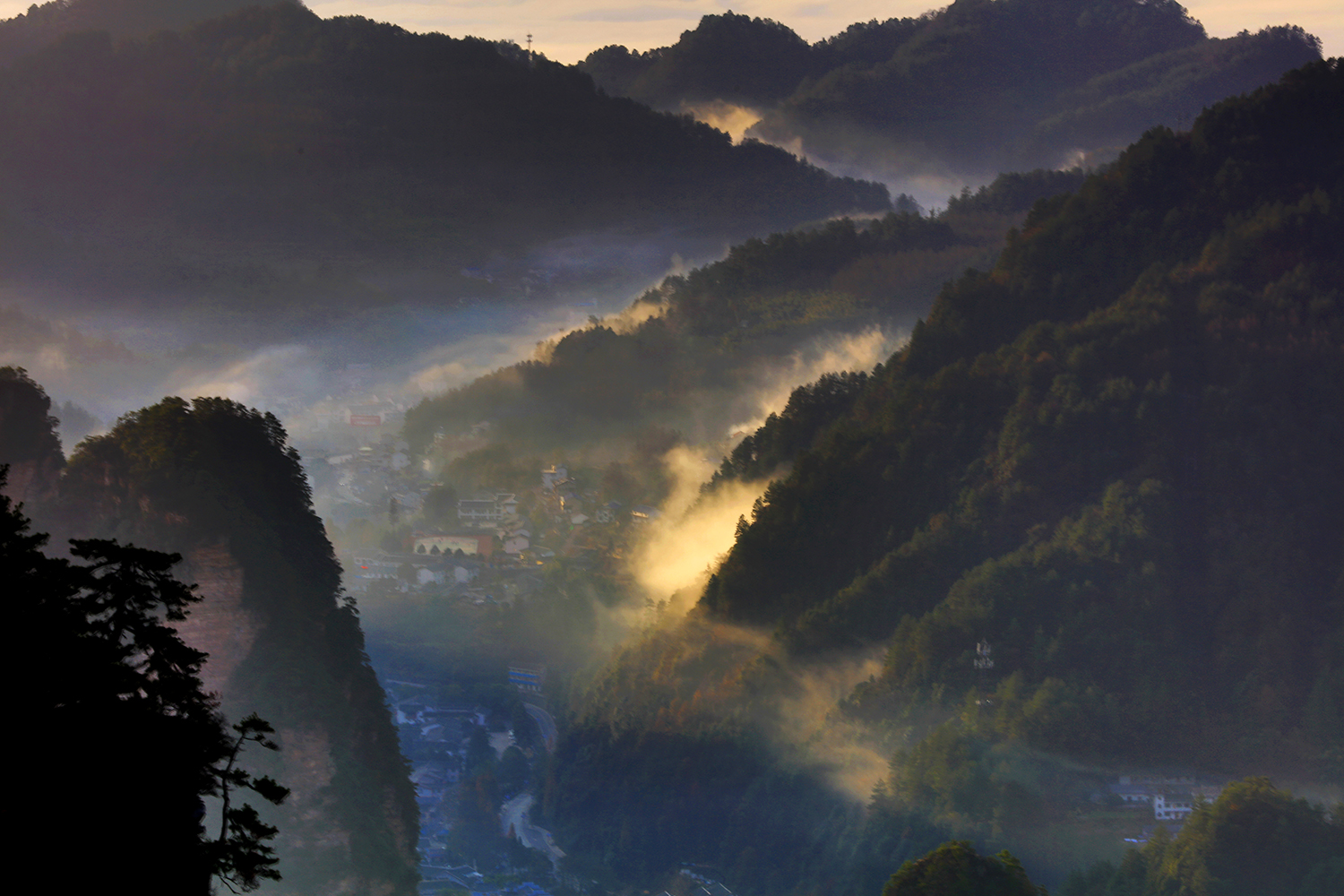 峡谷晨雾