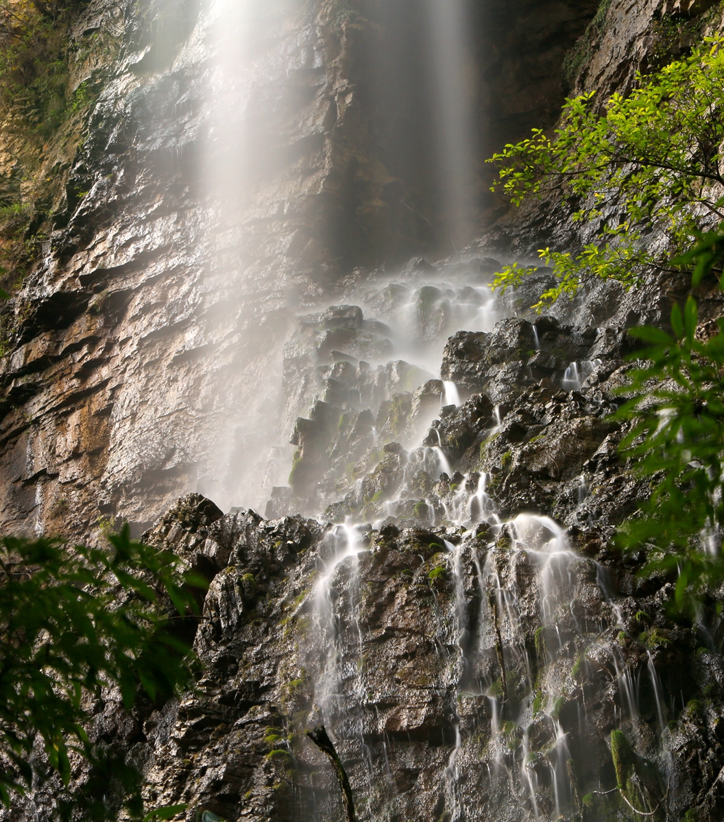 峡谷飞瀑