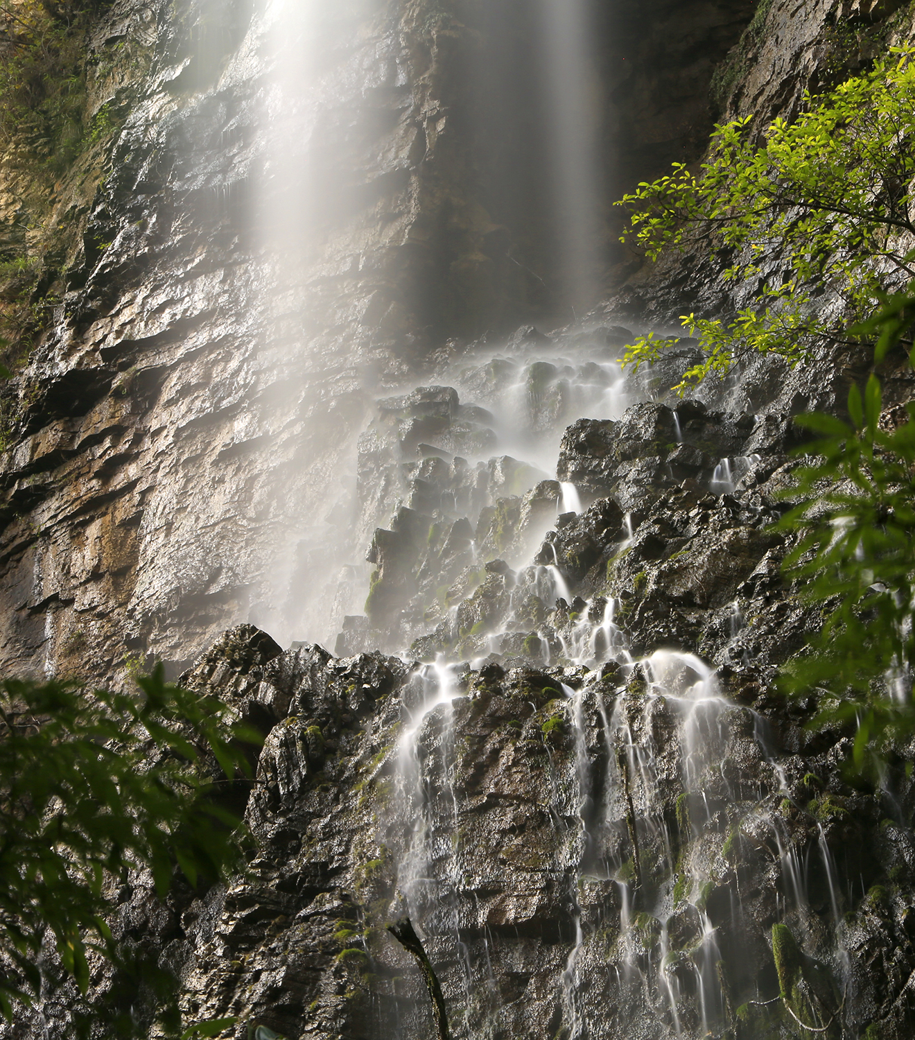 《峡谷飞瀑》