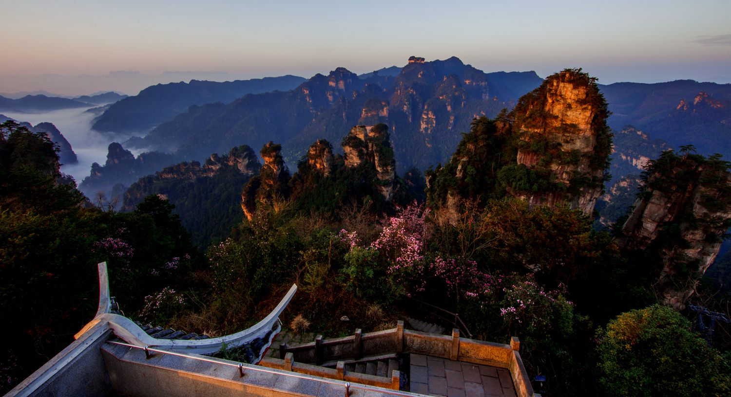 天际群山