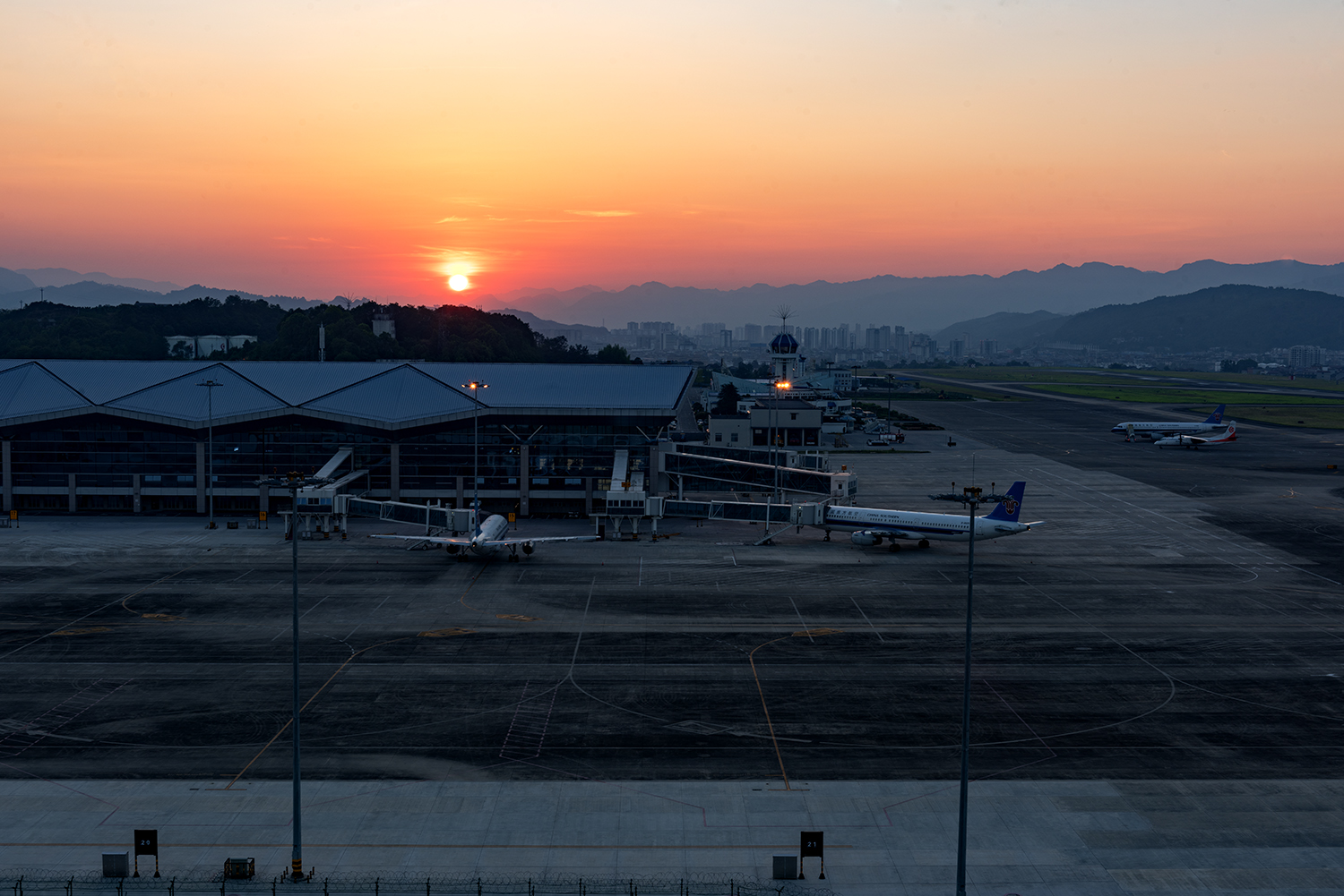 机场日出