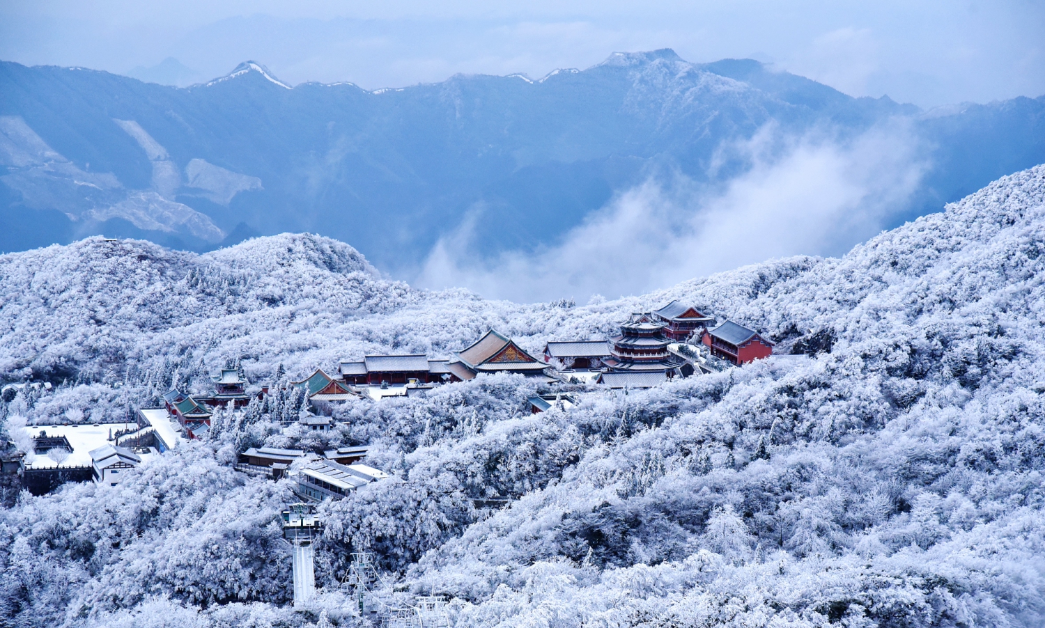 雪原中的天门山寺