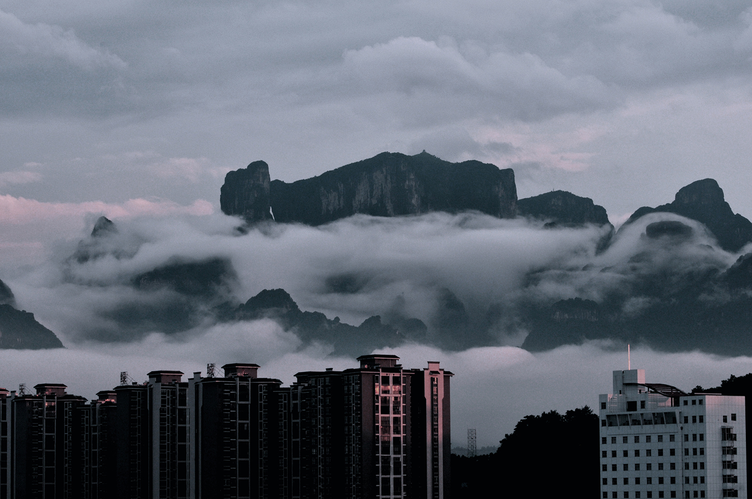 云绕天门