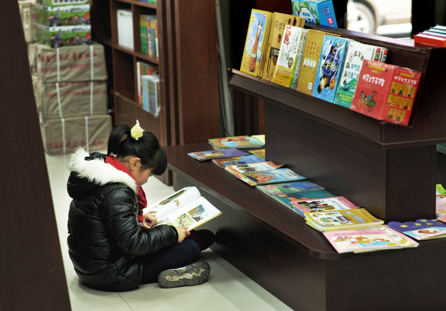 书店内的小女孩