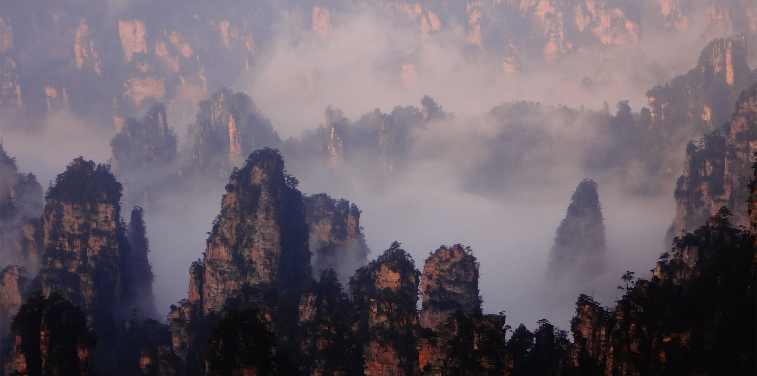 山峰初醒