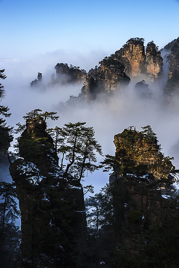 奇峰竟秀