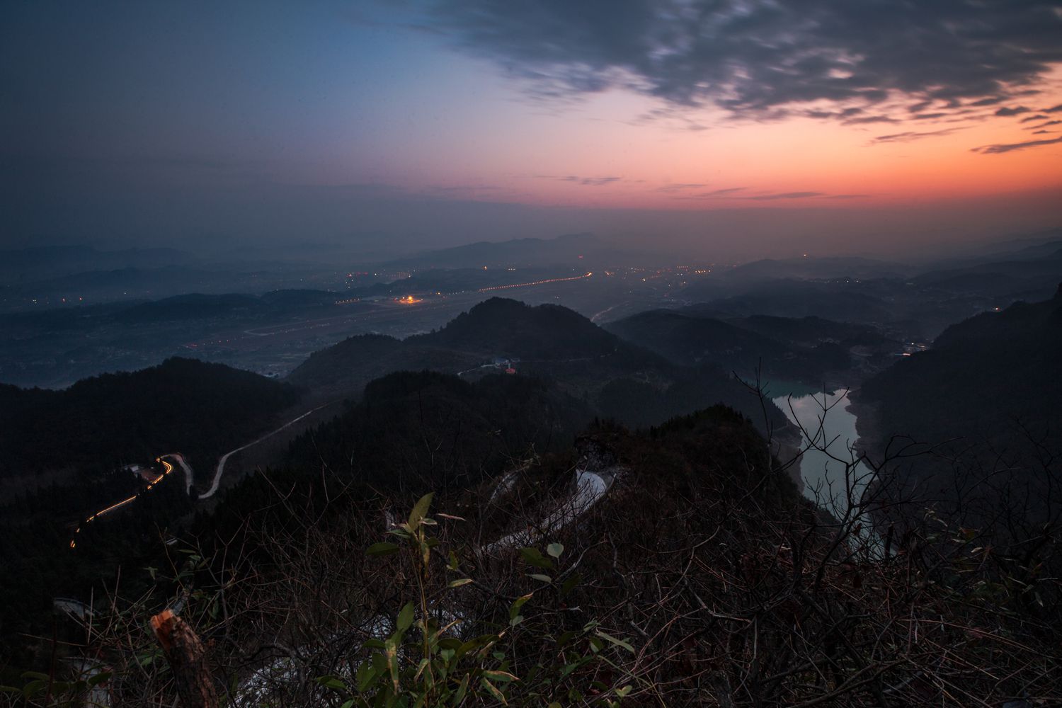 丛山峻岭