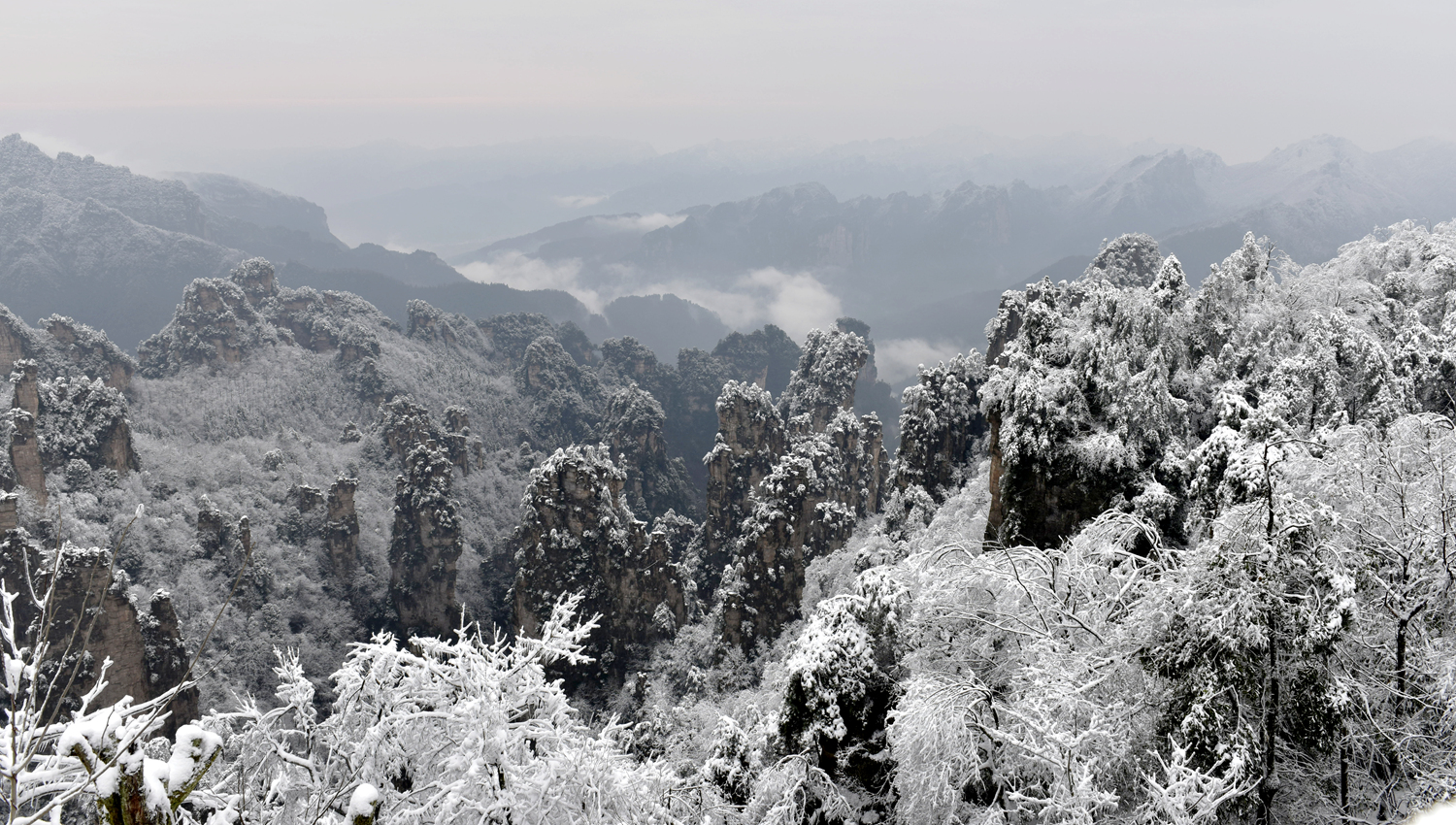雪漫群峰