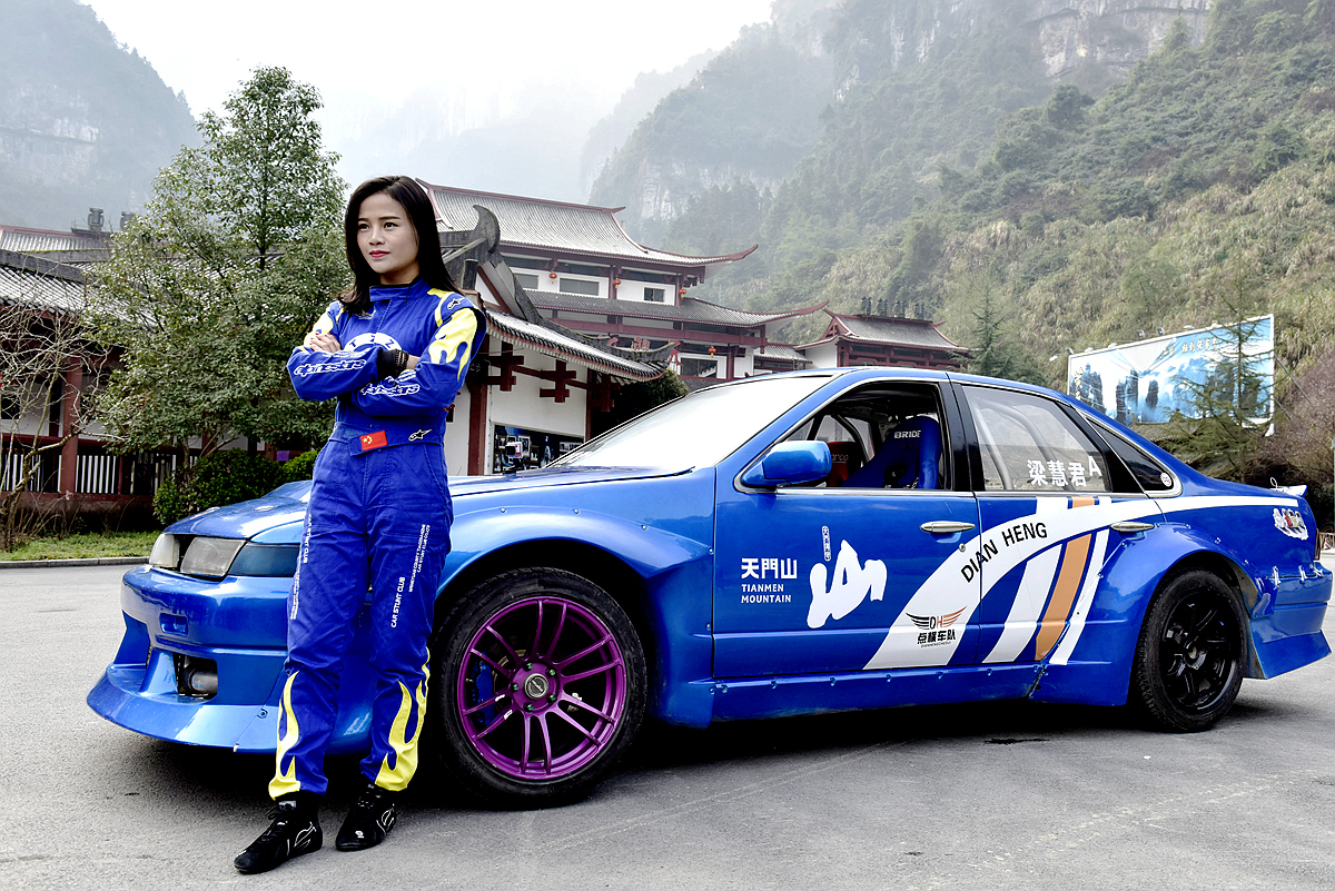 美女车手漂移挑战天门山