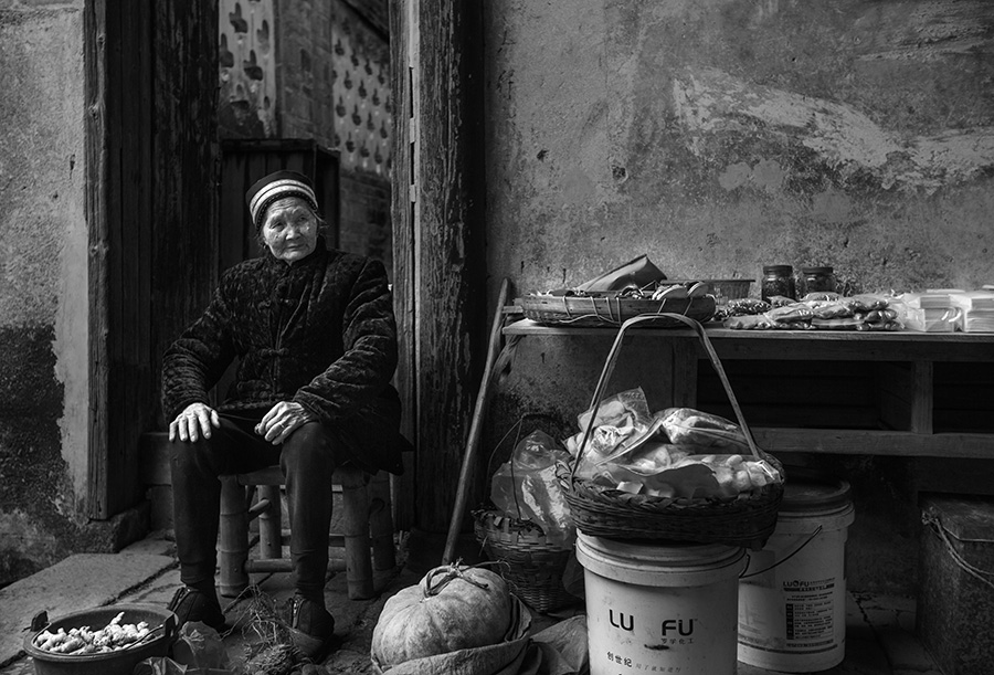 摆地摊的老奶奶