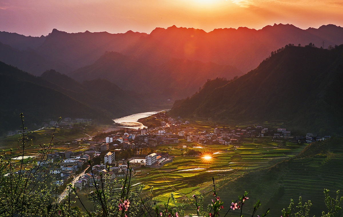 夕阳小镇一一温塘