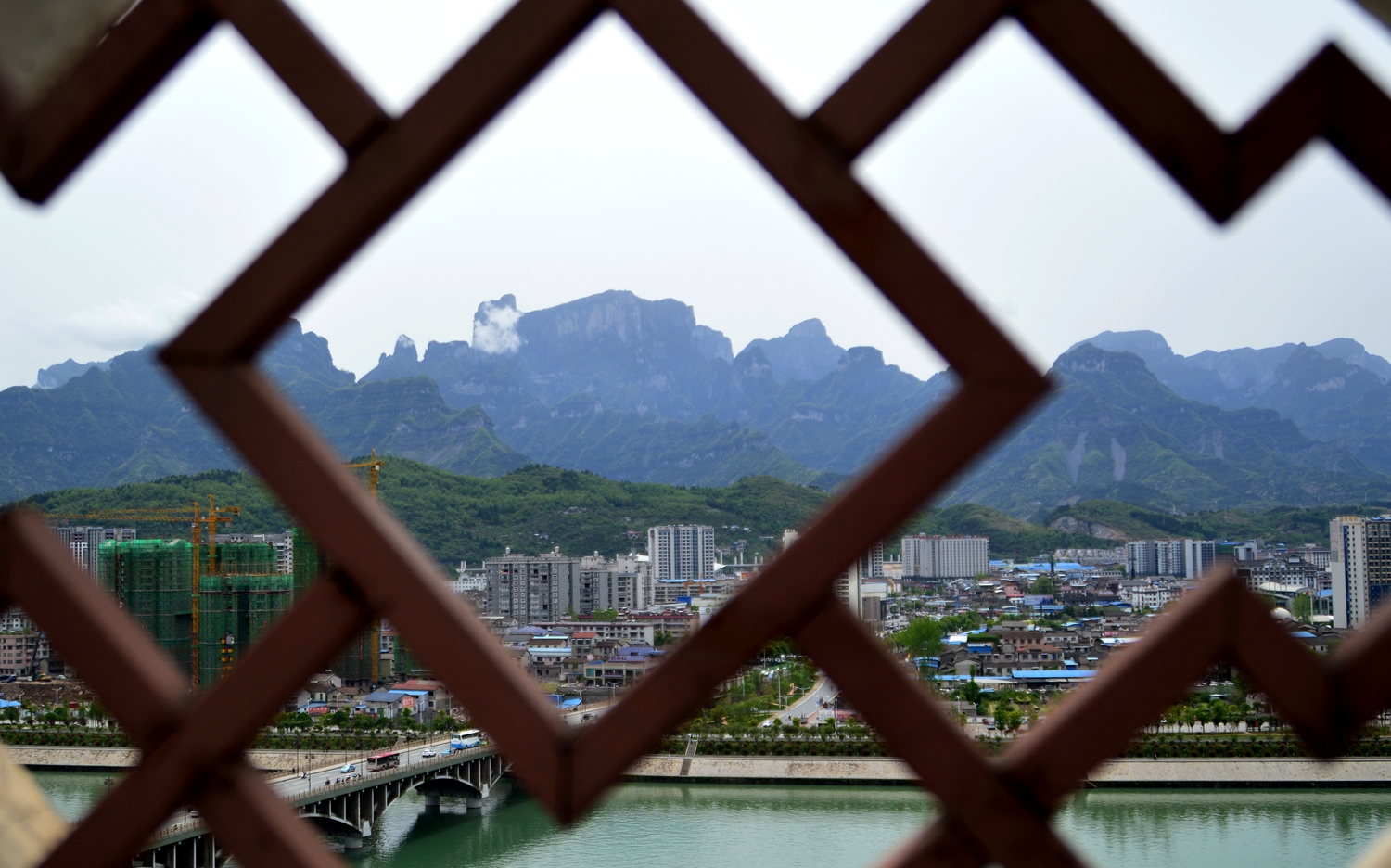 远眺天门山