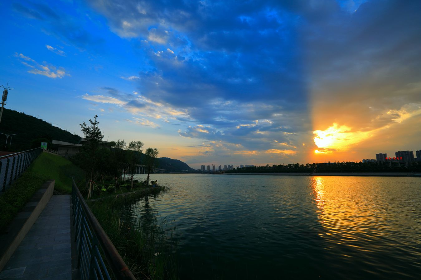 彩霞庸城