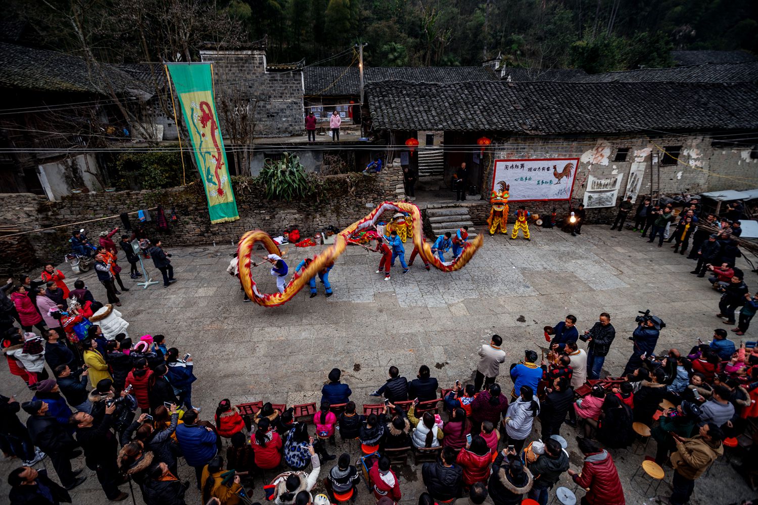 新年闹龙灯