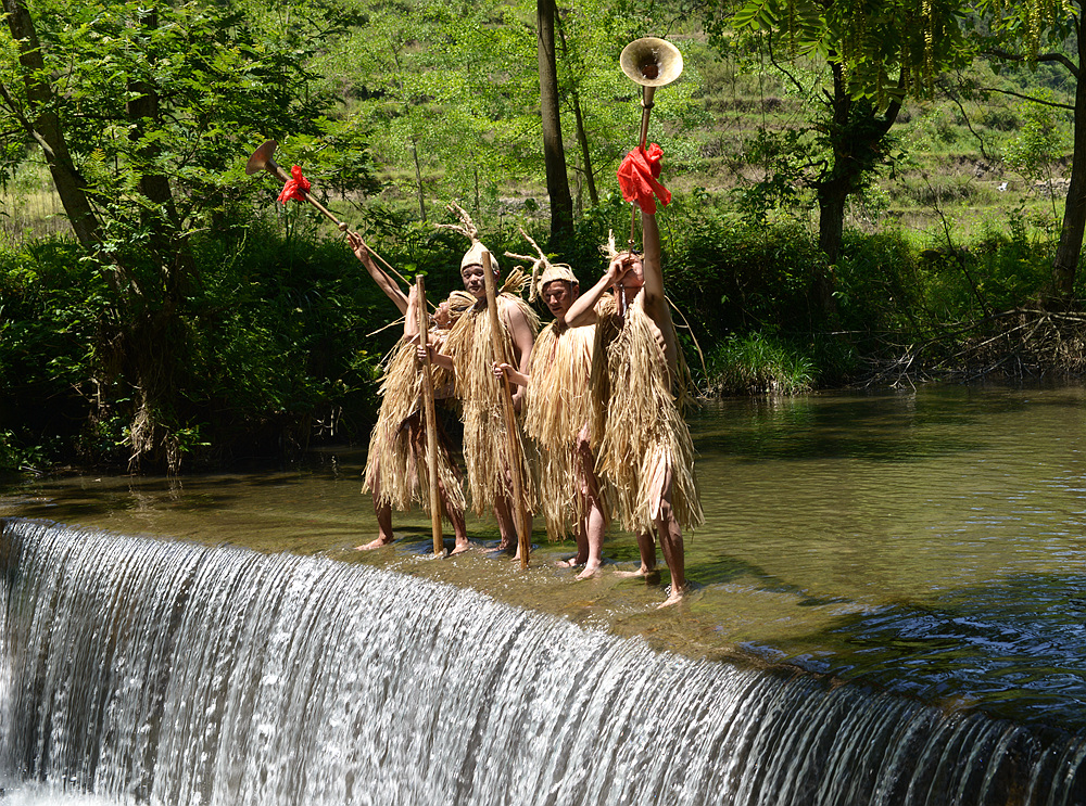 小溪里的茅古斯
