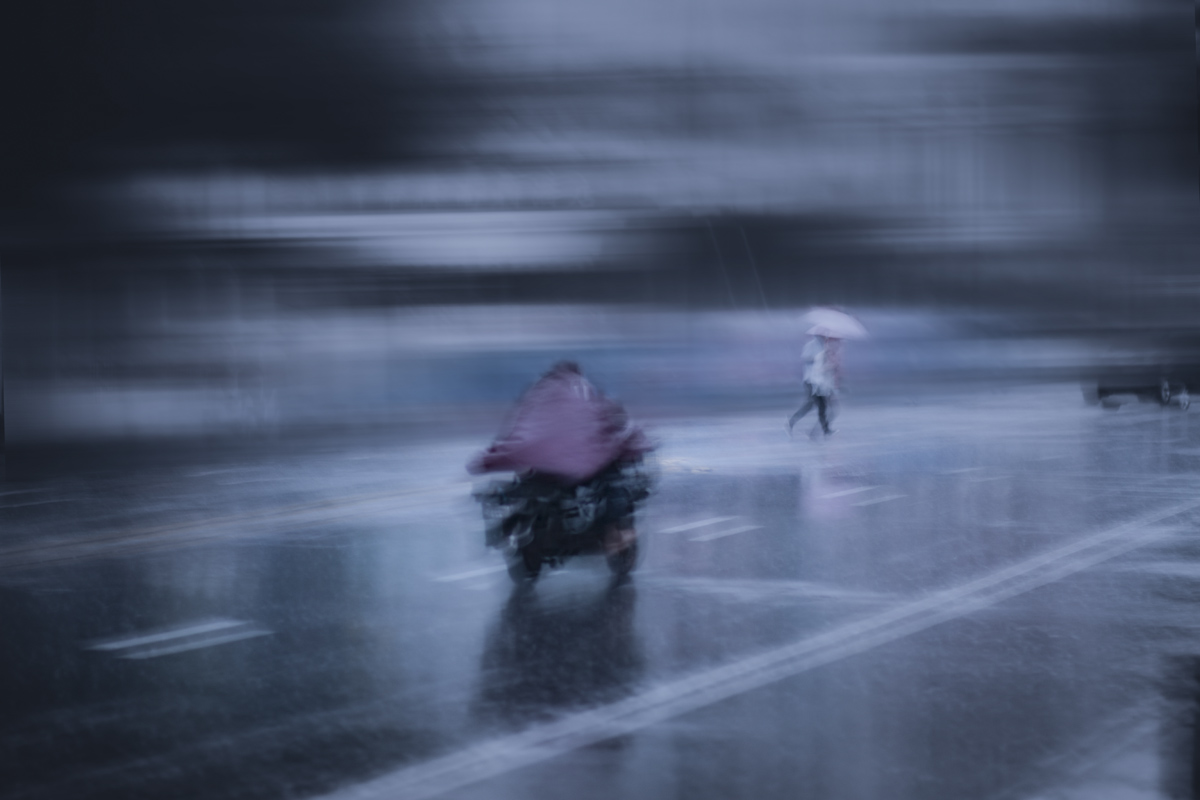 在雨中
