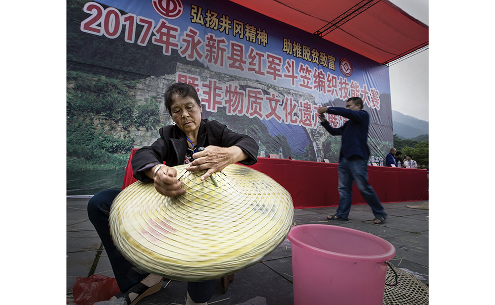 脱贫劳动技能赛----织斗笠
