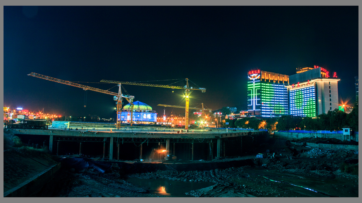 建设中的广场夜景