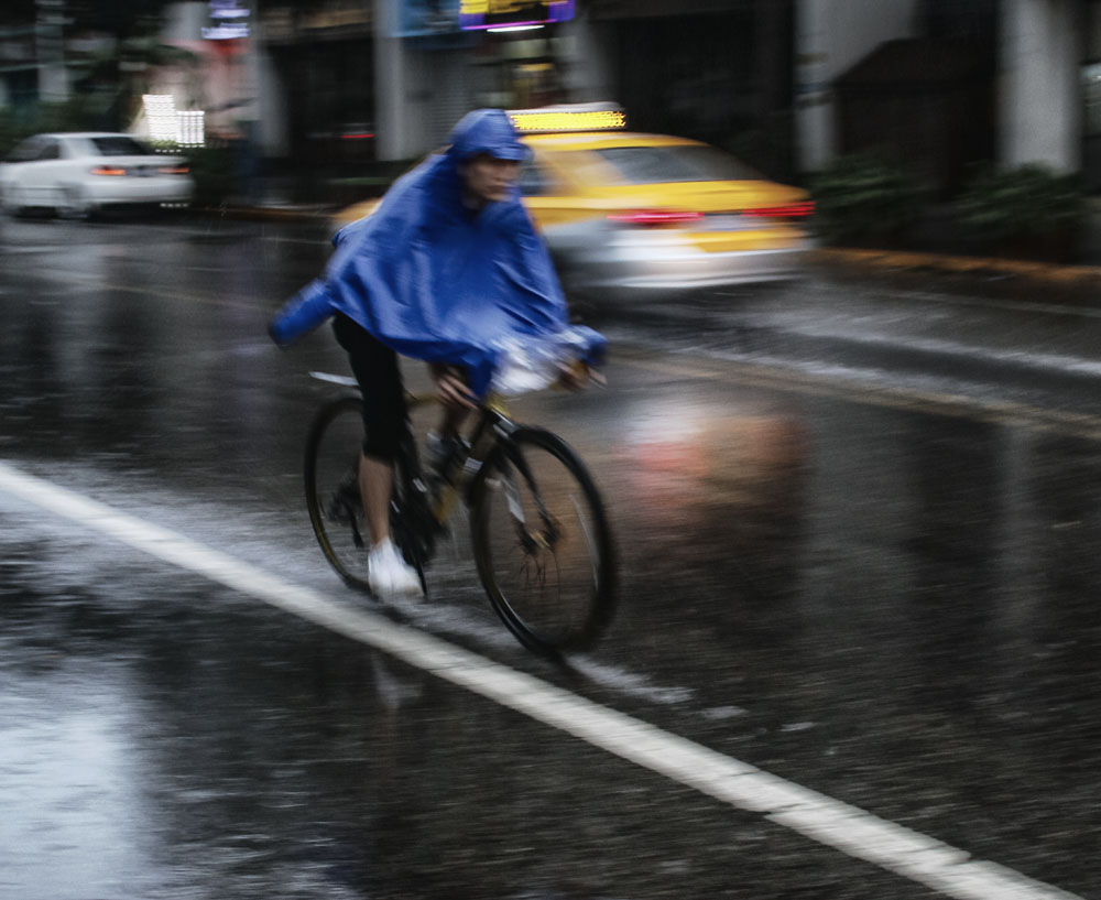 雨夜骑车行