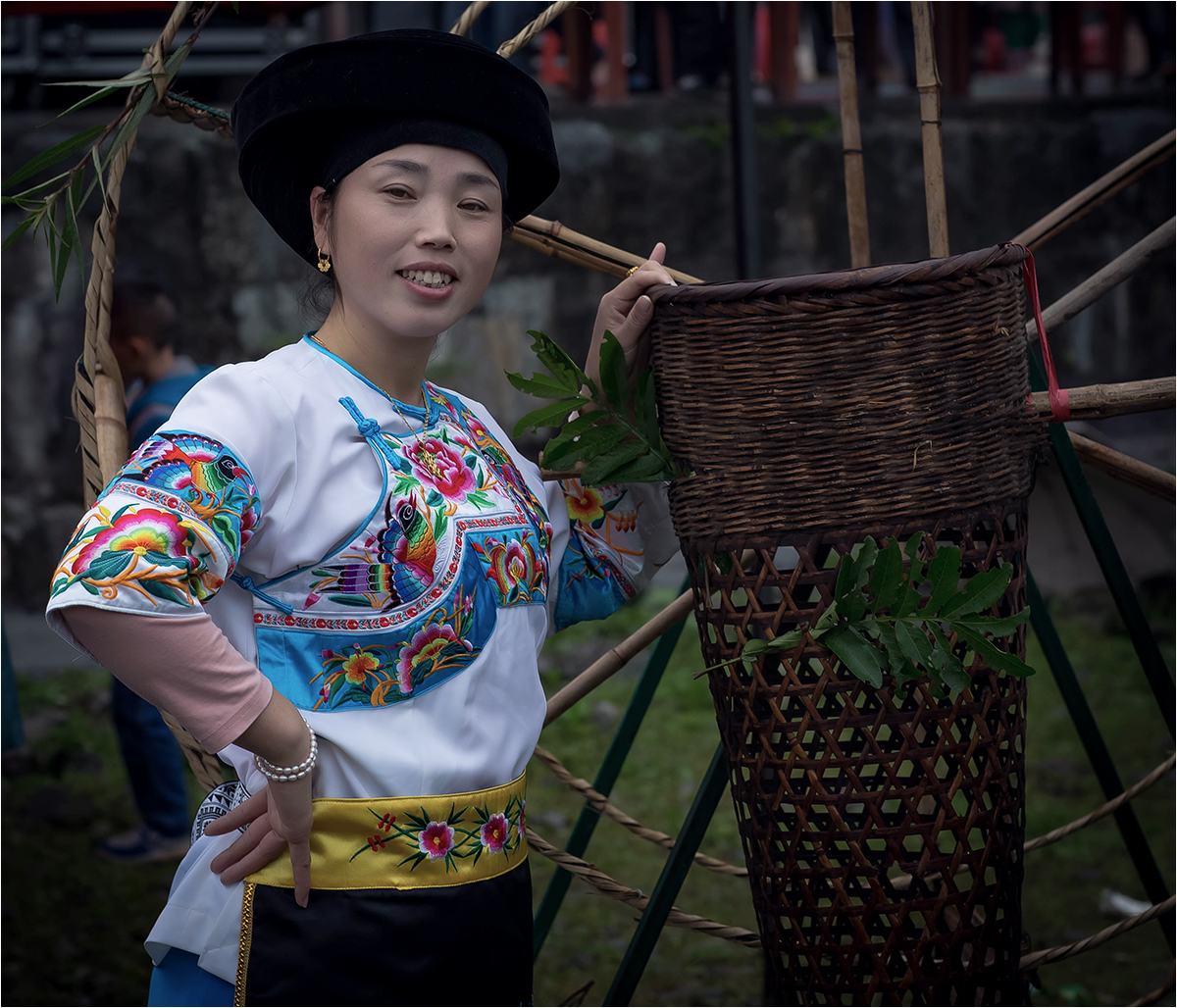 苗  女