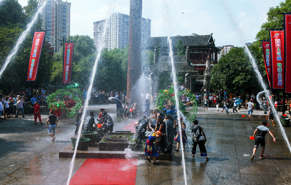 泼水狂欢