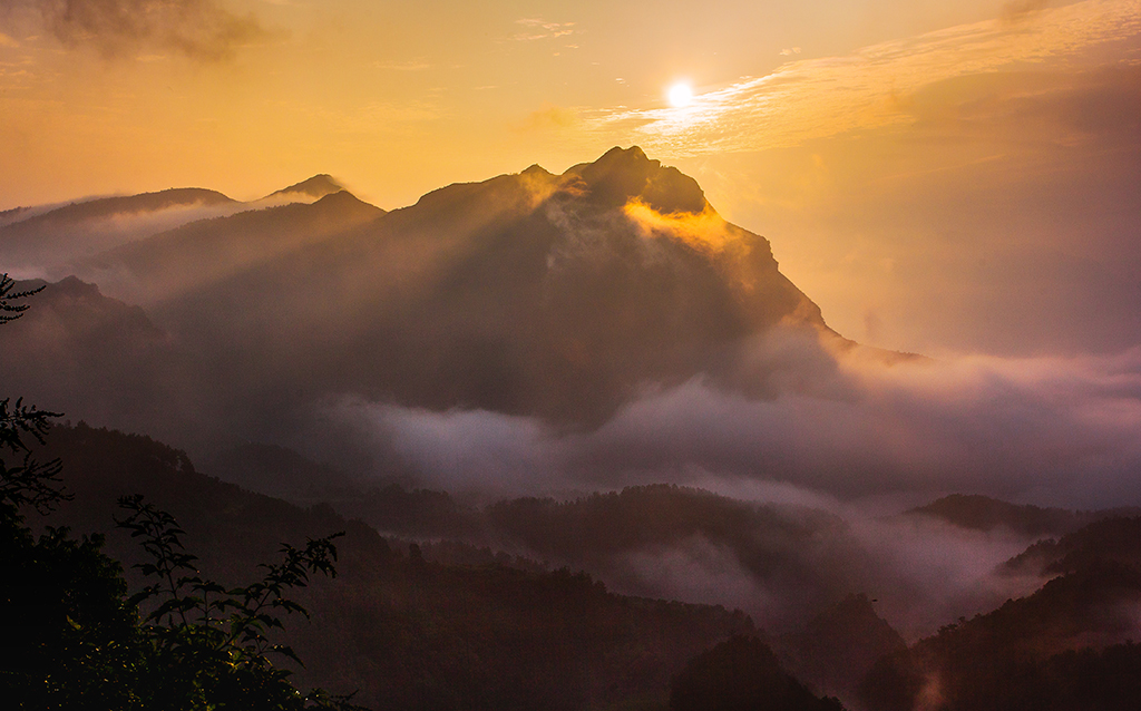 日照金山