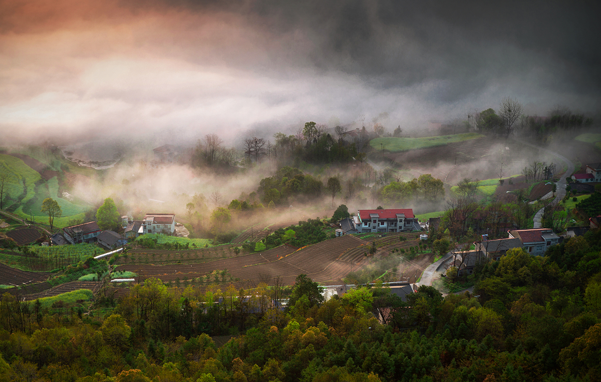 雾绕山村