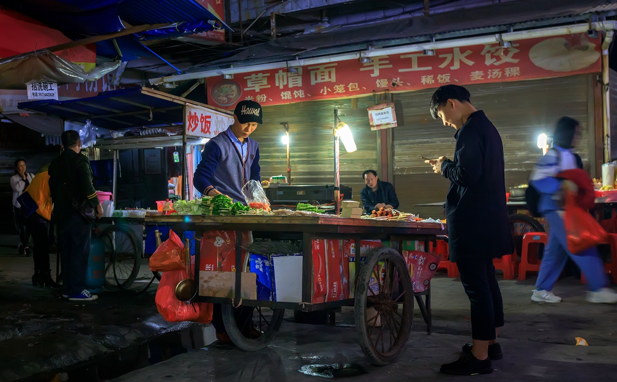 小伙子夜市摊