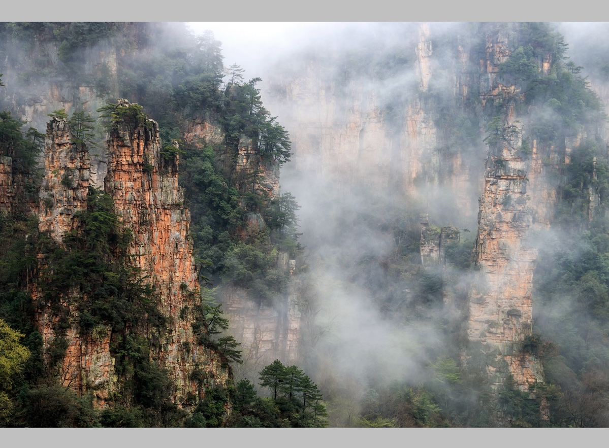 雾绕石峰