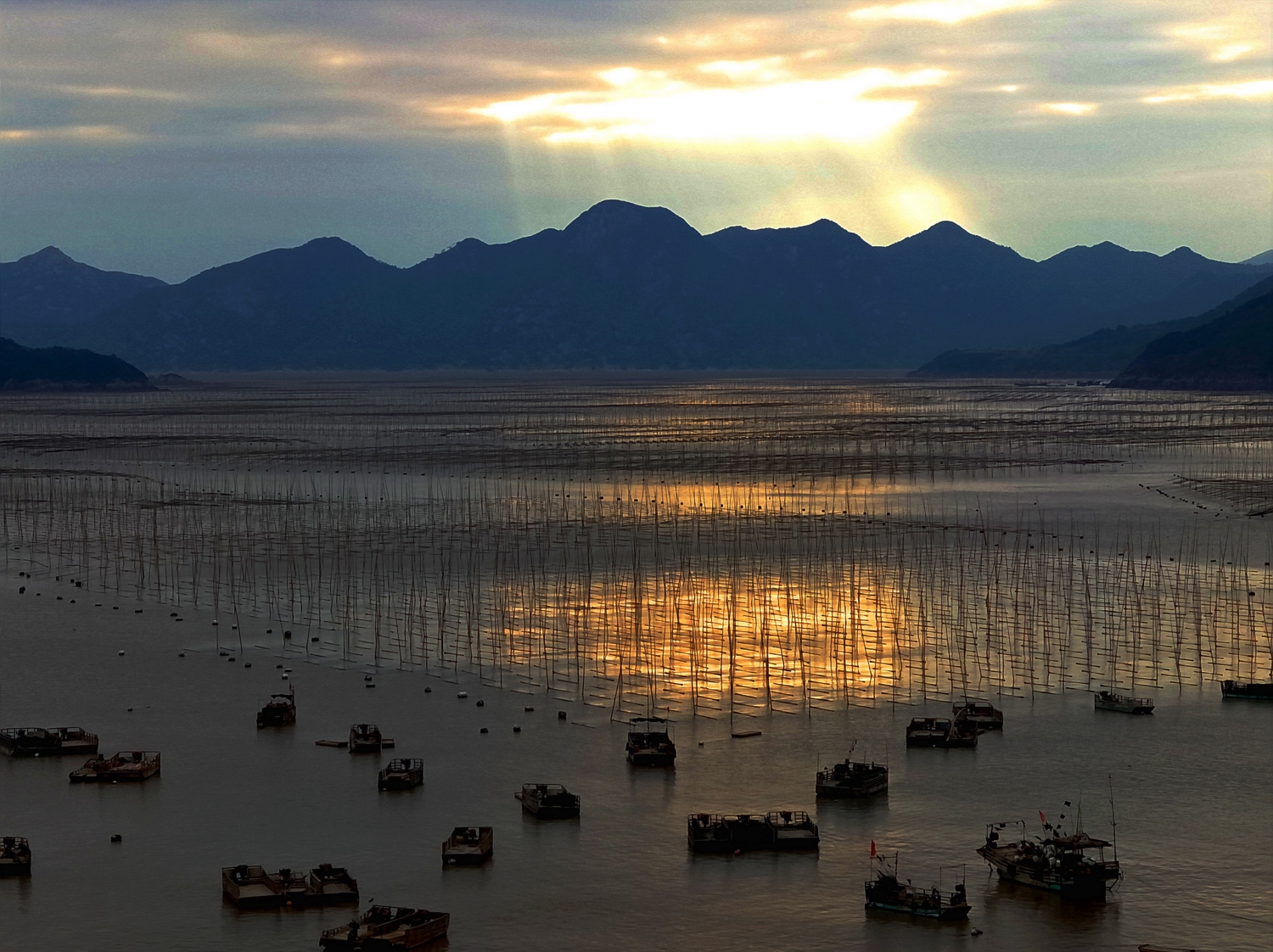 落霞更在夕阳西