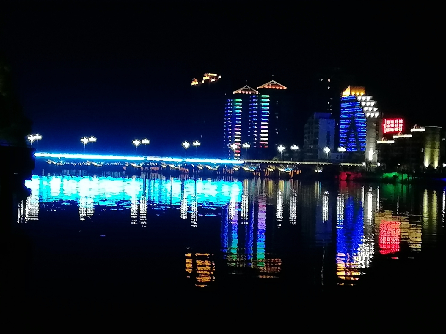铁城夜色