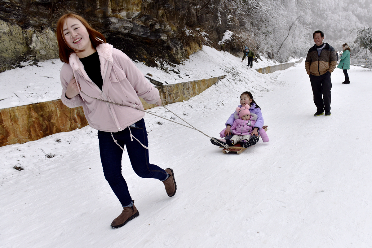 母子赏雪