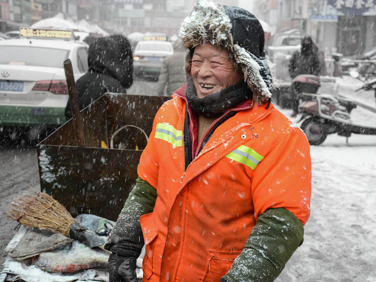 寒雪暖心环卫工